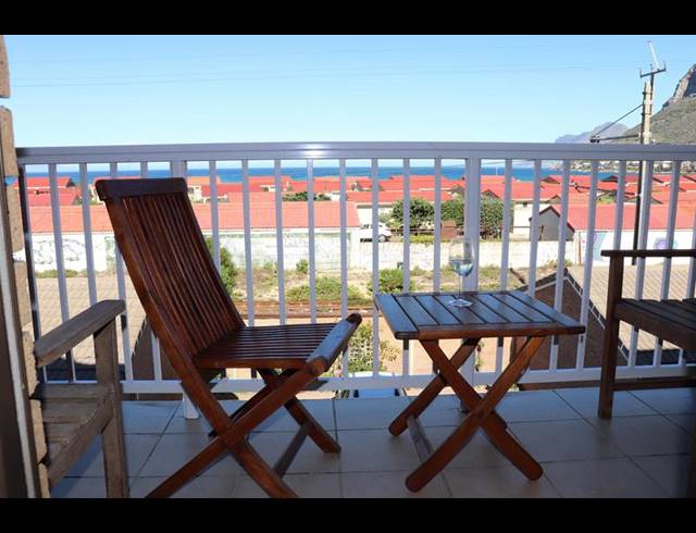 2 BEDROOM PROPERTY TO RENT IN FISH HOEK
